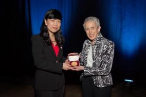 Professor Lingjun Li receives the 2014 Biemann Award
